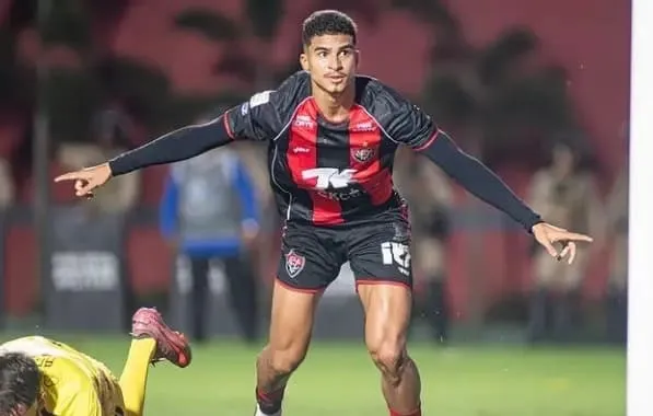 Vitória anuncia contratação definitiva do atacante Renê