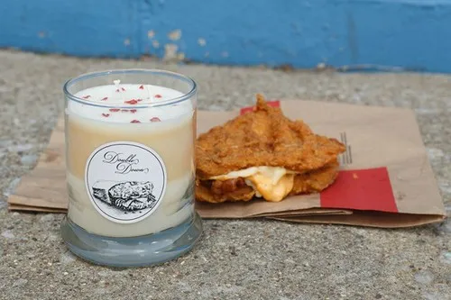 Empresa cria vela perfumada com aroma de frango frito e bacon