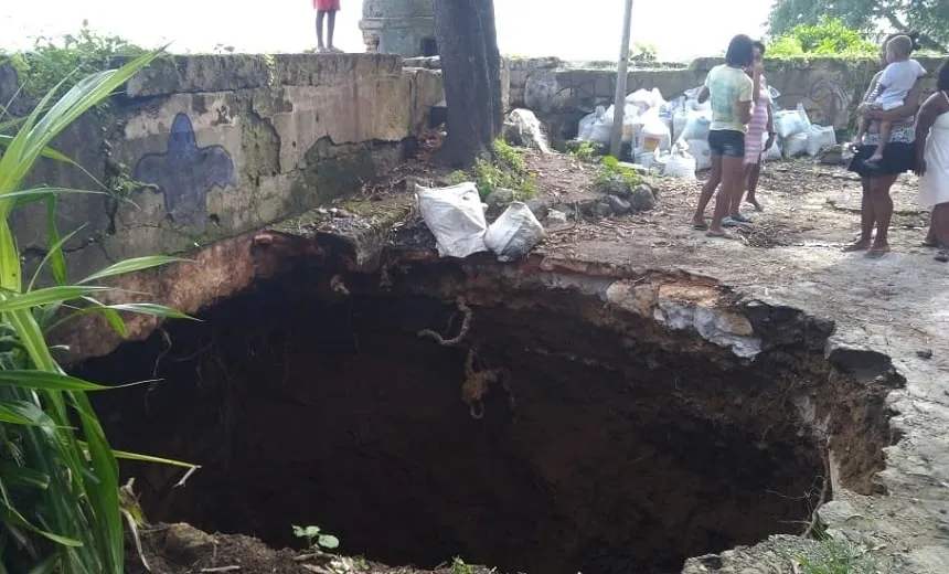 Após deslizamento de terra, moradores da Gamboa se preocupam com formação de cratera