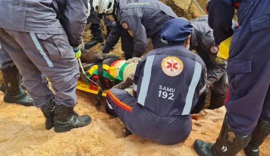 Idoso fica soterrado durante trabalho em obra de encosta no sul da Bahia