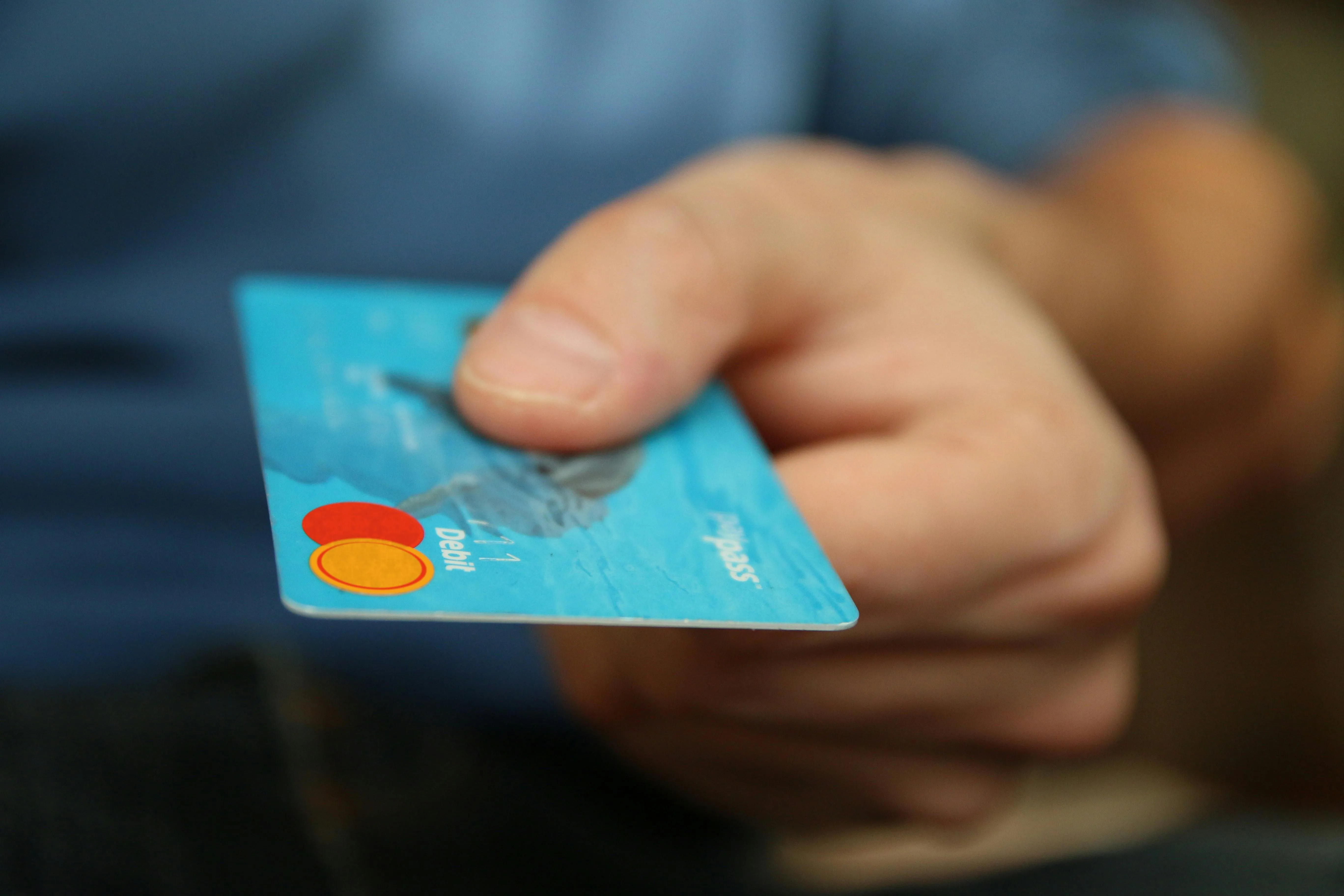 Metade dos trabalhadores não chega ao fim do mês com salário, diz pesquisa