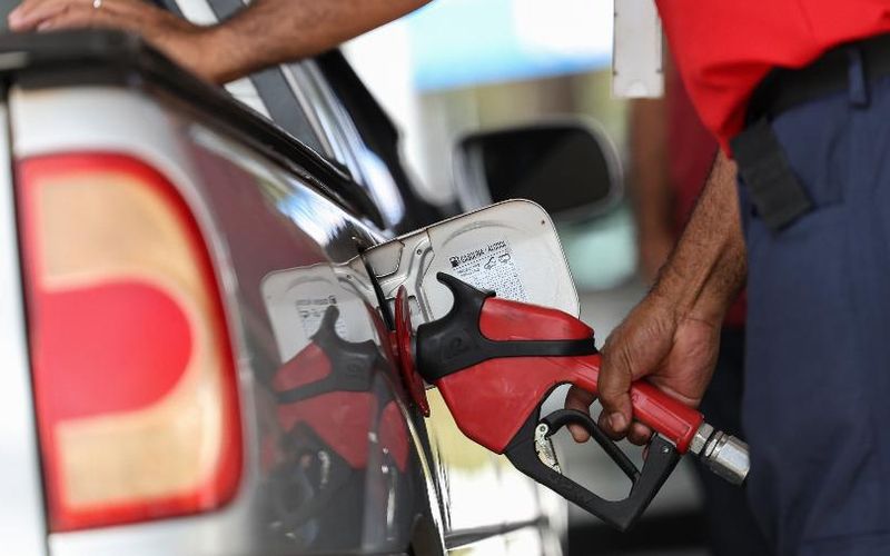 A redu&ccedil;&atilde;o do PIS/Cofins pode levar alguns dias para ser percebida nas bombas, j&aacute; que depende da reposi&ccedil;&atilde;o de estoques pelos postos/Foto: Marcelo Camargo/Ag&ecirc;ncia Brasil&nbsp;