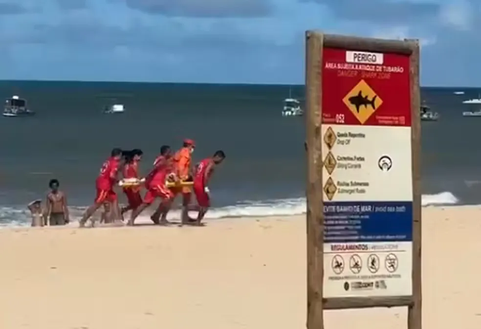 Placas de advertência sinalizam o perigo na área onde ocorreu o ataque de tubarão em Piedade