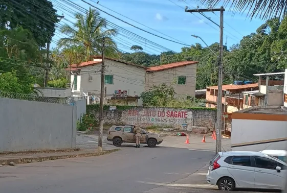 Corpo com as mãos amarradas é abandonado em Salvador. Foto: Leitor Aratu On