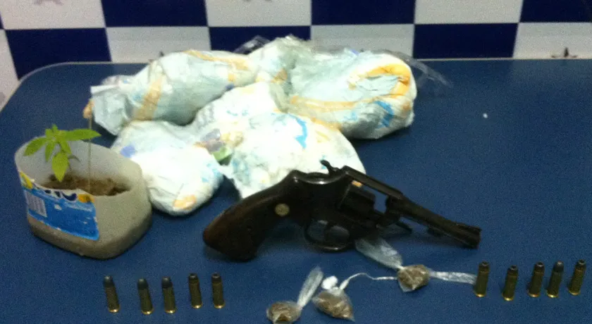 Criminosos escondem celulares em fraldas descartáveis para jogá-los em presídio