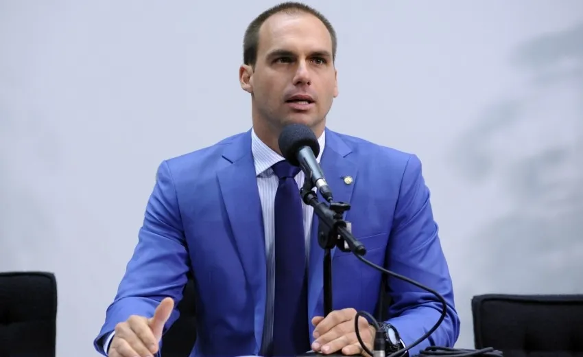 Bolsonaro cogita indicar filho para ser embaixador nos EUA