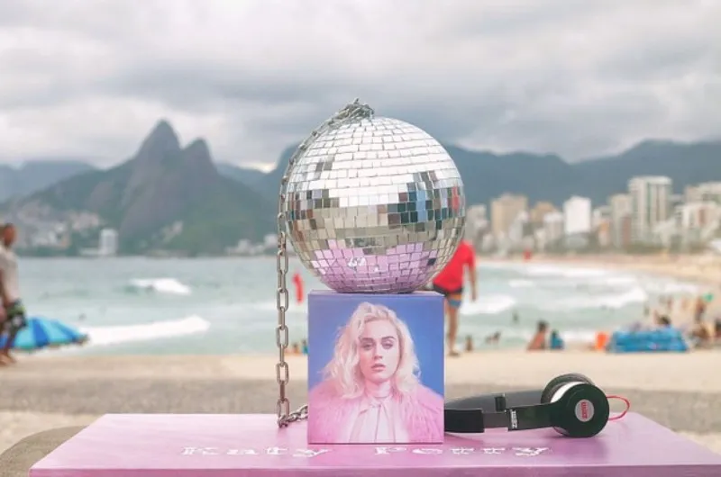 AMOR DE FÃ: Carioca viaja 60km para escutar nova música de Katy Perry