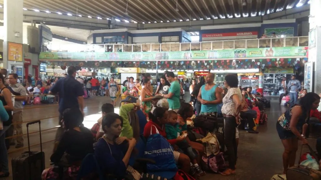 SEMANA DO SÃO JOÃO: Movimento de passageiros é intenso e o trânsito fica congestionado no entorno da Rodoviária