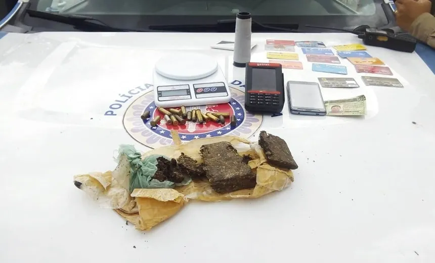 Adolescente é apreendido com máquina de cartão utilizada para vender drogas, em Feira