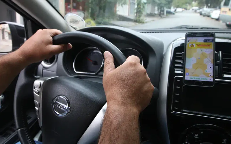 A Uber é uma plataforma de tecnologia que conecta passageiros a motoristas parceiros por meio de um aplicativo de celular/Foto: Rovena Rosa