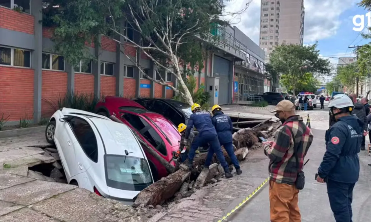Carros em cratera 