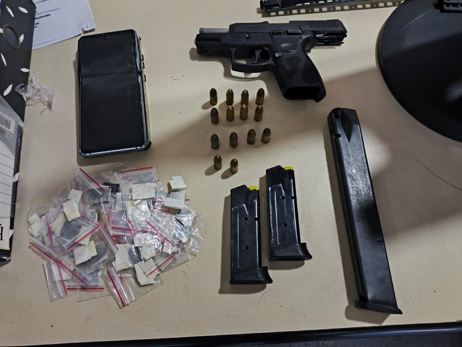 Pol&iacute;cia Militar Prende Homem Que Fez Uma Mulher Gr&aacute;vida E Outras Tr&ecirc;s Pessoas Ref&eacute;ns No Bairro De Port&atilde;o, Em Lauro De Freitas