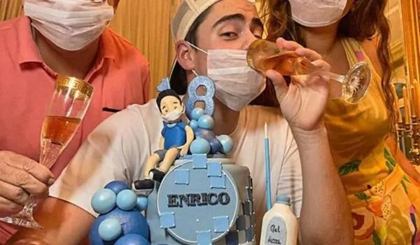 Filho de Chitãozinho comemora os 18 anos em festa só para familiares, mas tema do bolo chama a atenção 