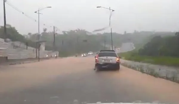 Por conta da chuva,  Defesa Civil de Salvador recebeu  mais de 50  solicitações  na manhã desta sexta