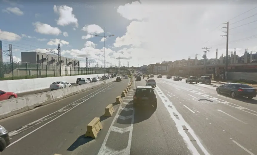 Acidente entre carro e moto deixa trânsito lento na região da Rodoviária