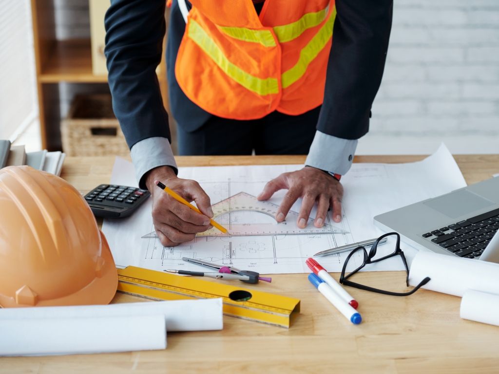 Dentre as vagas de emprego em Salvador e RMS nesta quista estão: mestre de obras, auxiliar de limpeza, garçom, ajudante de carga e descarga e vendedor. Foto: Ilustrativa/Freepik