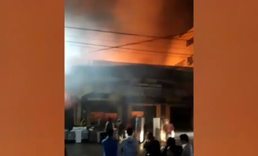 Incêndio destrói loja de móveis em Simões Filho; veja vídeo