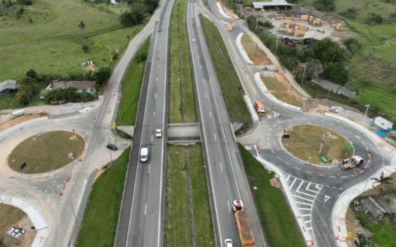 Acidente na BR-101 refor&ccedil;a a import&acirc;ncia de seguir as orienta&ccedil;&otilde;es das equipes de emerg&ecirc;ncia e reduzir a velocidade ao se aproximar de locais onde h&aacute; atendimento de ocorr&ecirc;ncias/Foto: Reprodu&ccedil;&atilde;o&nbsp;