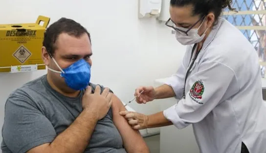 Pessoas com 50 anos começam a ser vacinadas nesse sábado; imunização de outros públicos está suspensa