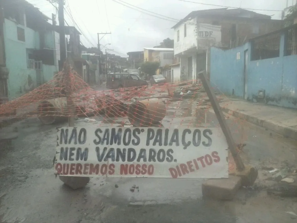 Moradores bloqueiam via que dá acesso ao CT do Bahia