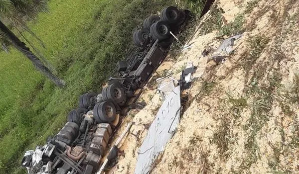 Acidente deixa pelo menos quatro mortos na BR-101, em Valença; uma das vítimas era pedestre