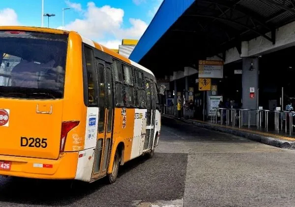 Imagem de ônibus amarelo 