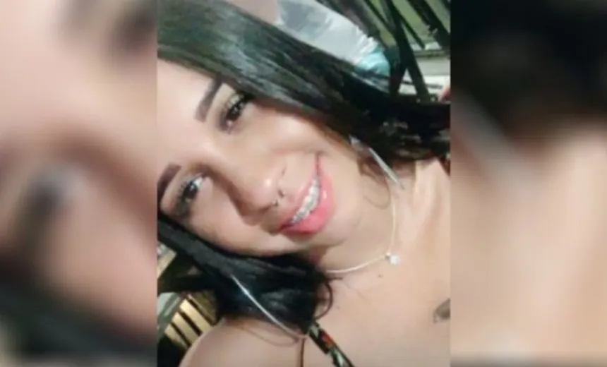 Jovem morre ao ser arremessada de carro após capotamento em Porto Seguro