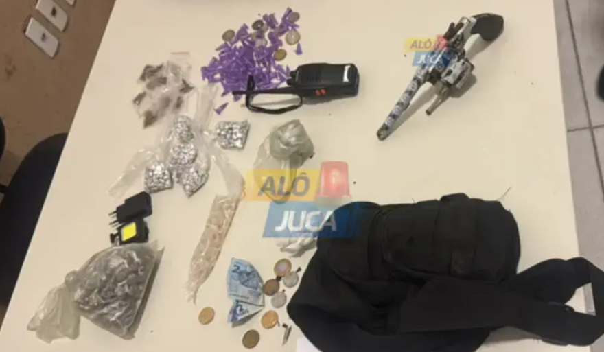 Todo o material apreendido foi apresentado no Departamento de Homic&iacute;dios e Prote&ccedil;&atilde;o &agrave; Pessoa (DHPP), onde o caso foi registrado.| Reprodu&ccedil;&atilde;o: Al&ocirc; Juca