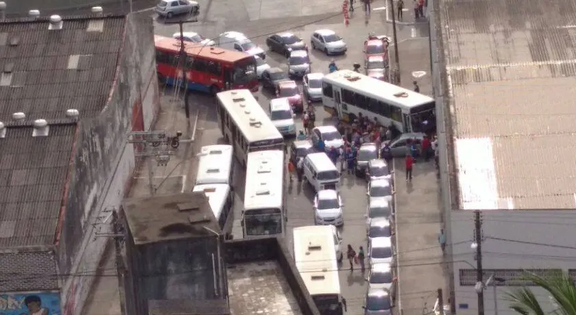 ACIDENTE GRAVE: Ônibus se choca contra muro e deixa quatro pessoas feridas em Salvador