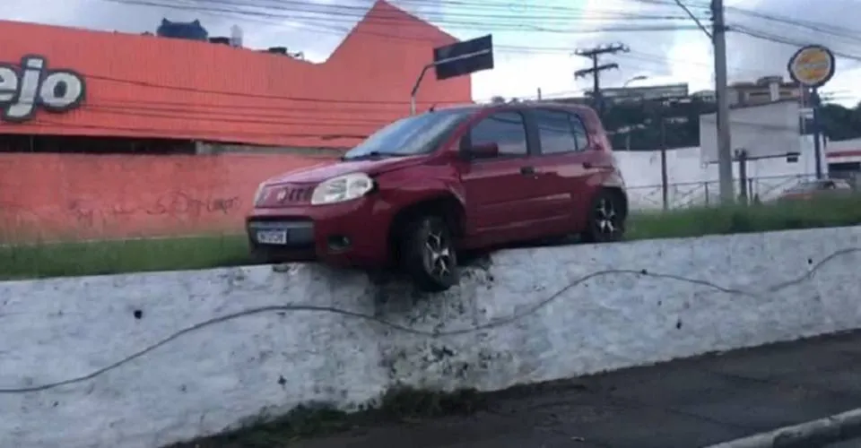 Motorista perde controle da direção e carro sobe em canteiro na Calçada; veja vídeo