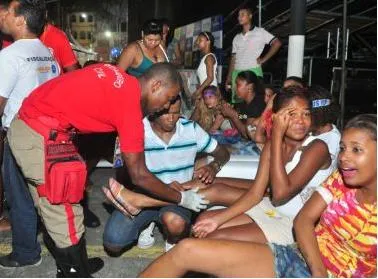 Grade de proteção cai e deixa feridos sem gravidade em show na Praça Cairu