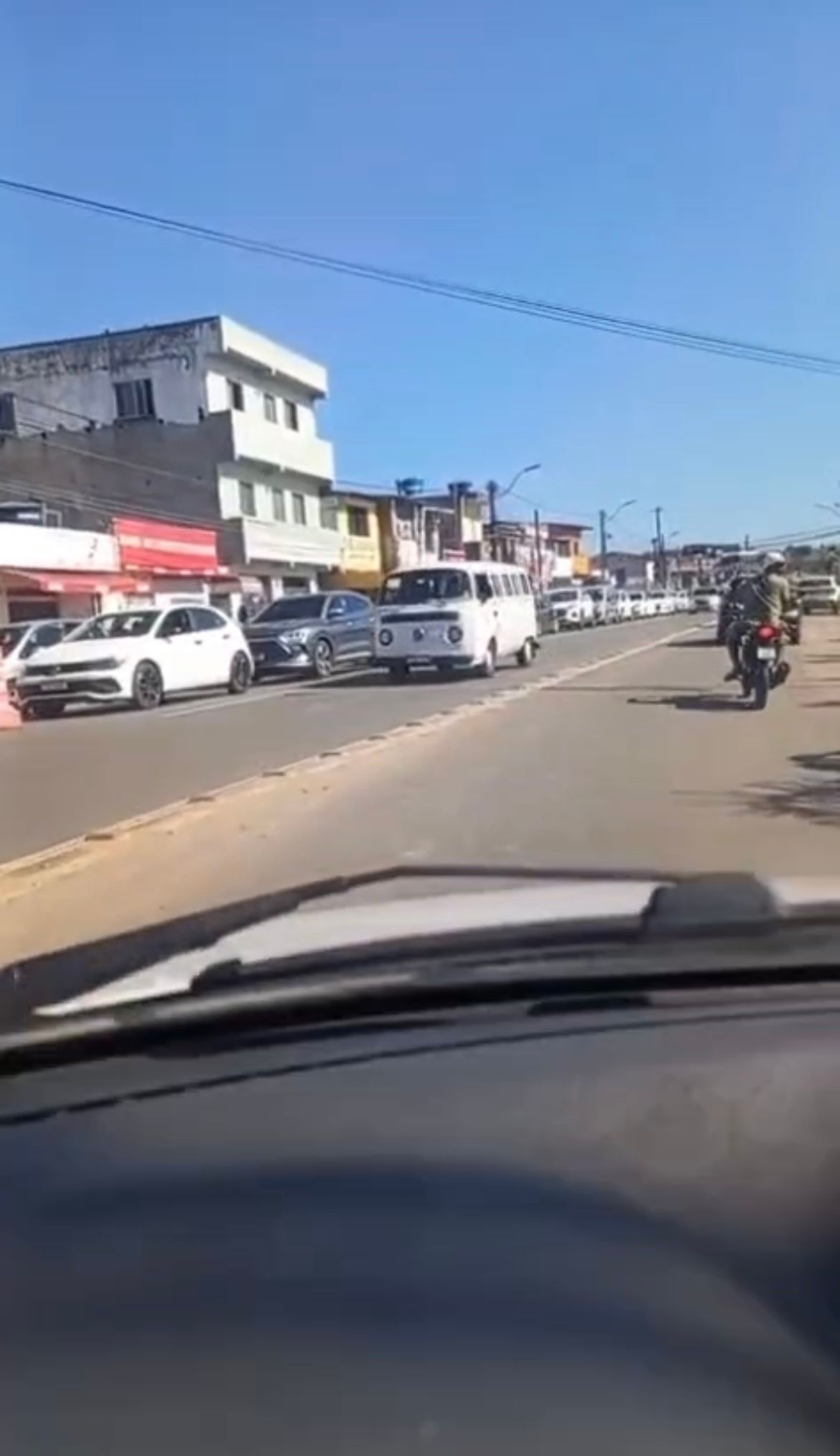 Ferry boat registra fila intensa no terminal de Bom Despacho, na Ilha de Itaparica, nesta segunda-feira (7)