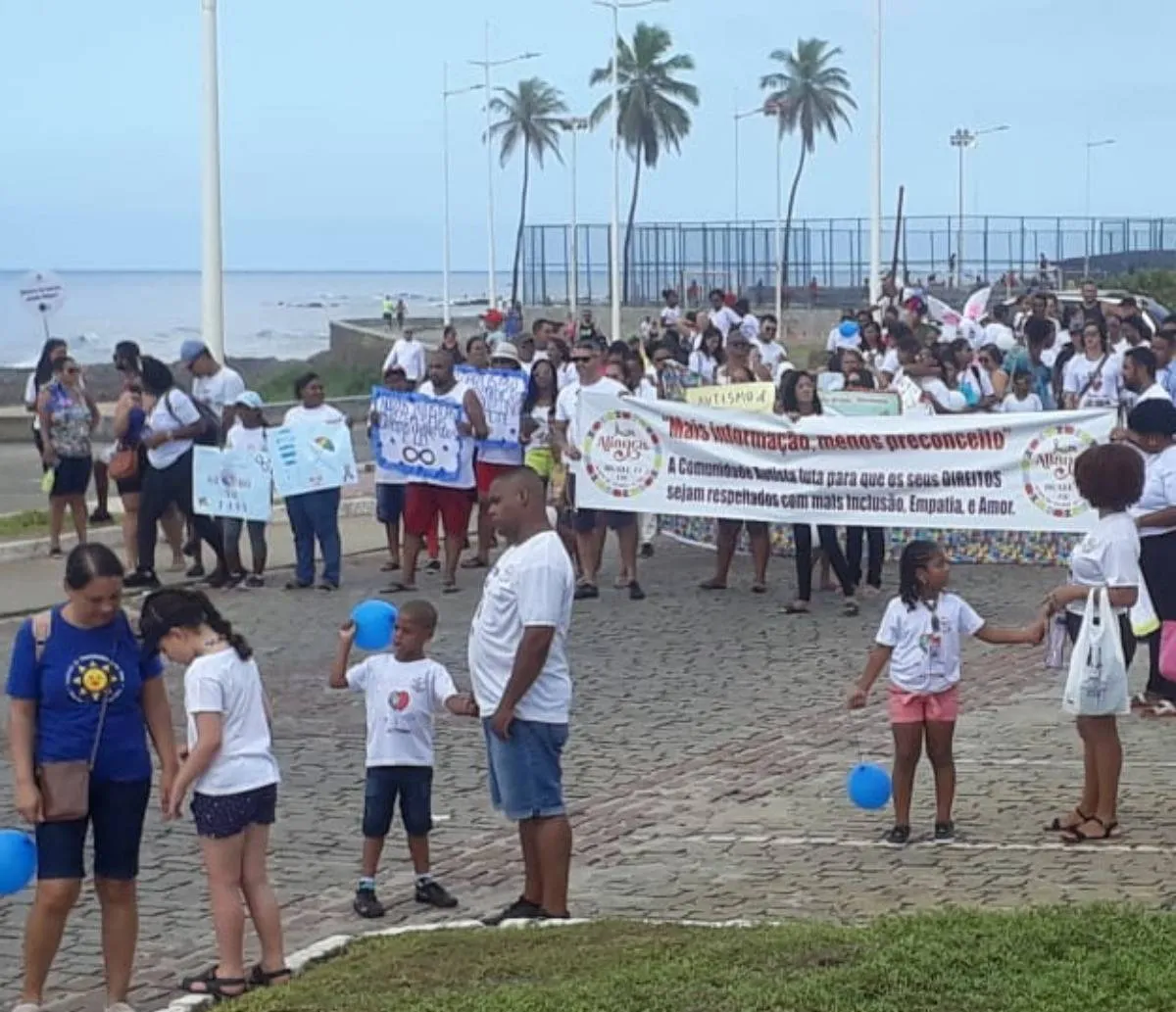 Dia Mundial da Conscientização sobre o Autismo é marcado com caminhada contra o preconceito em Salvador
