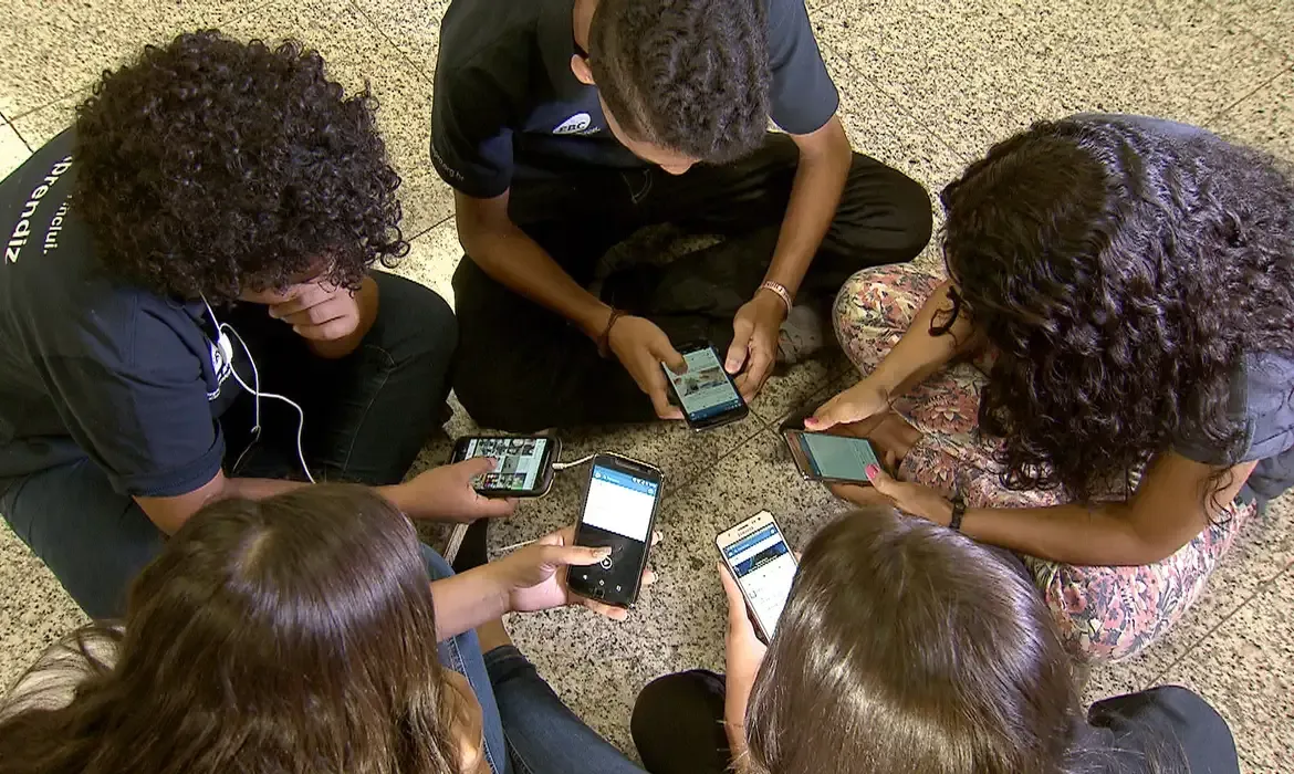 Guia trata do uso consciente de celulares na escola. Foto: Arquivo | EBC