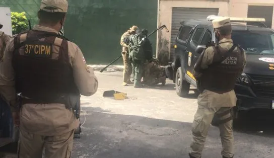 Esquadrão antibombas é acionado após suspeita de explosivos dentro de mochila em via pública do IAPI; veja vídeo