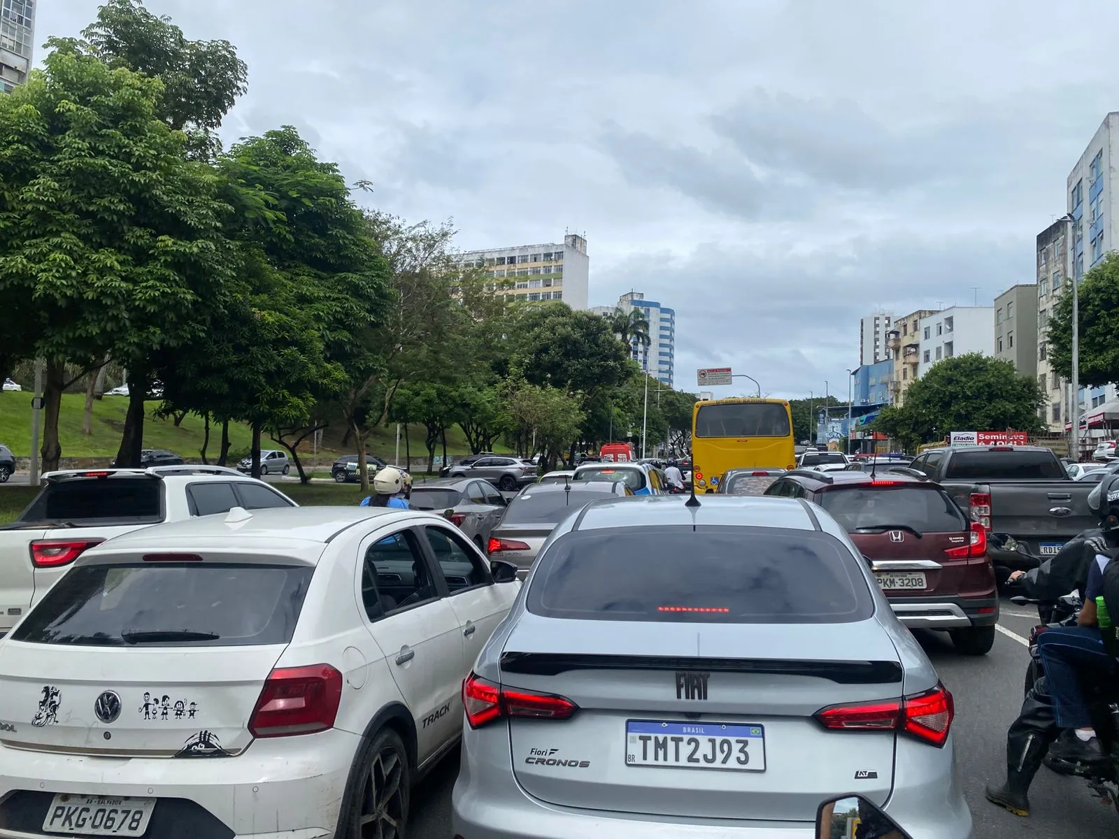 Carro colide contra poste em bairro de Salvador e provoca congestionamento