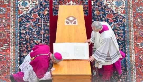 Funeral de Bento XVI reúne milhares de fiéis no Vaticano