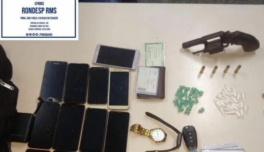 Trio suspeito de envolvimento em assaltos é preso em Lauro de Freitas com 14 celulares