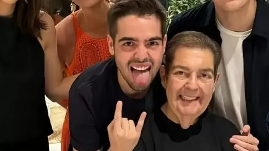 Filho de Faustão faz homenagem ao pai com fotos da família: 'Amor'