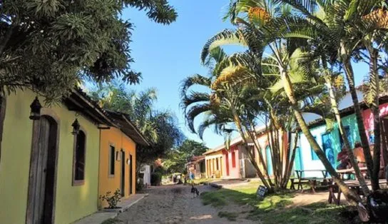 Turista espanhola é estuprada por três homens após pegar carona em Caraíva, um dos destinos mais procurados da Bahia