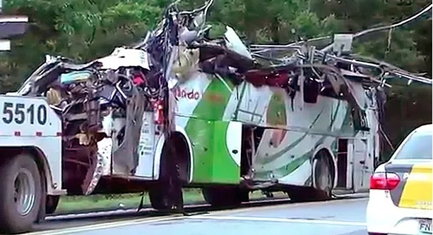 TRAGÉDIA EM SÃO PAULO: Acidente com ônibus deixa 18 mortos e 19 feridos; Veículo transportava universitários
