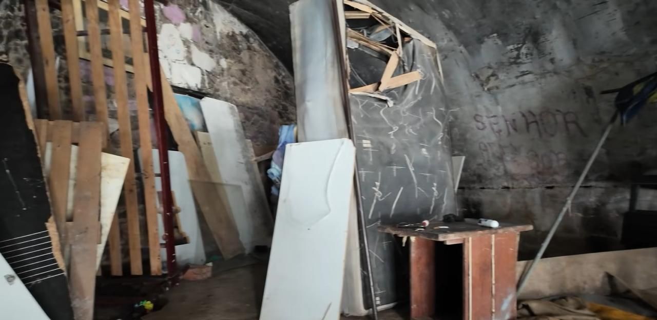 Local onde foi gravada a entrevista publicada no YouTube, na qual um homem ligado ao tr&aacute;fico na regi&atilde;o relatou ganhar cerca de R$ 400 por semana com a venda de drogas na Gamboa. | Reprodu&ccedil;&atilde;o/ Youtube
