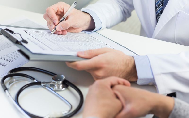 Pacientes relatam que o m&eacute;dico criava um ambiente de aparente confian&ccedil;a antes de iniciar os atendimentos, o que dificultava a percep&ccedil;&atilde;o imediata dos abusos/Foto: Freepik