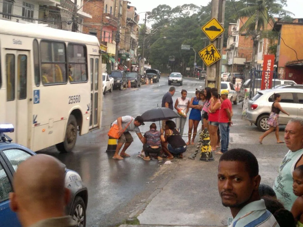 Jovem de 16 anos morre após se pendurar e cair de ônibus em São Marcos