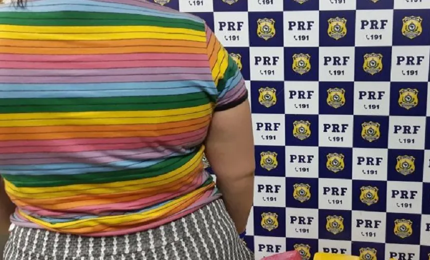 Mulher de 20 anos é presa pela PRF na Bahia com 5 kg de cocaína dentro de ônibus