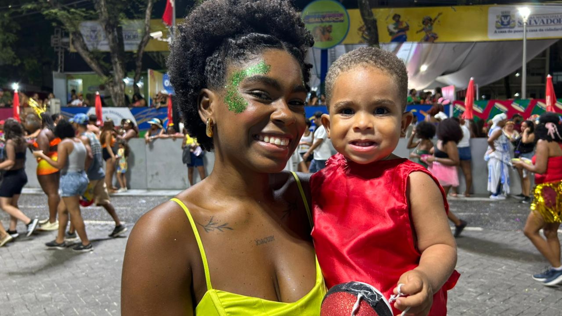 Lívia Regina levou o filho, o pequeno Joaquim, para seu primeiro Carnaval | Foto: Aratu On