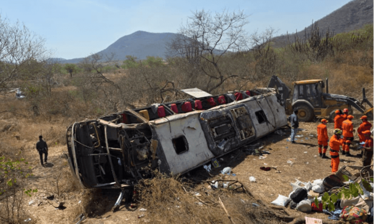 &Ocirc;nibus com fi&eacute;is capota e deixa ao menos 16 mortos no sert&atilde;o de Alagoas.Foto: Reprodu&ccedil;&atilde;o