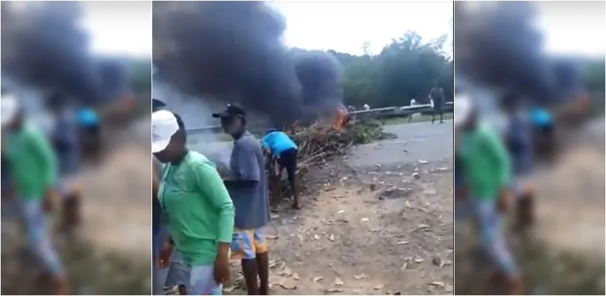 Ambulantes travam BR-324 em protesto contra proibição nas vendas; veja o vídeo