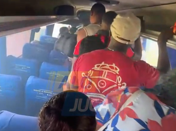 Um &ocirc;nibus interestadual da empresa Cidade Sol, que fazia a linha Salvador x S&atilde;o F&eacute;lix, foi tomado por fuma&ccedil;a na manh&atilde; desta segunda-feira (22) enquanto trafegava pela BR-324, na Bahia. || Reprodu&ccedil;&atilde;o: Al&ocirc; Juca
