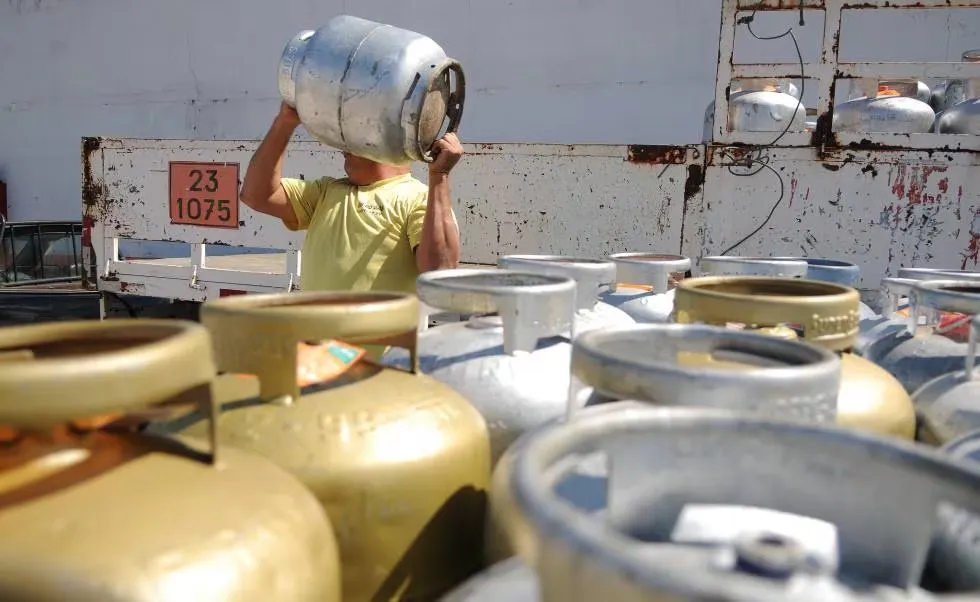 ICMS sobre gasolina, diesel e gás de cozinha sobe a partir de janeiro de 2026